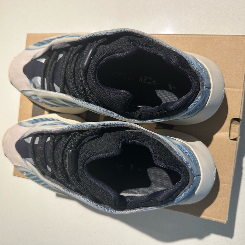 Yeezy 700 - Picture 3 of 3